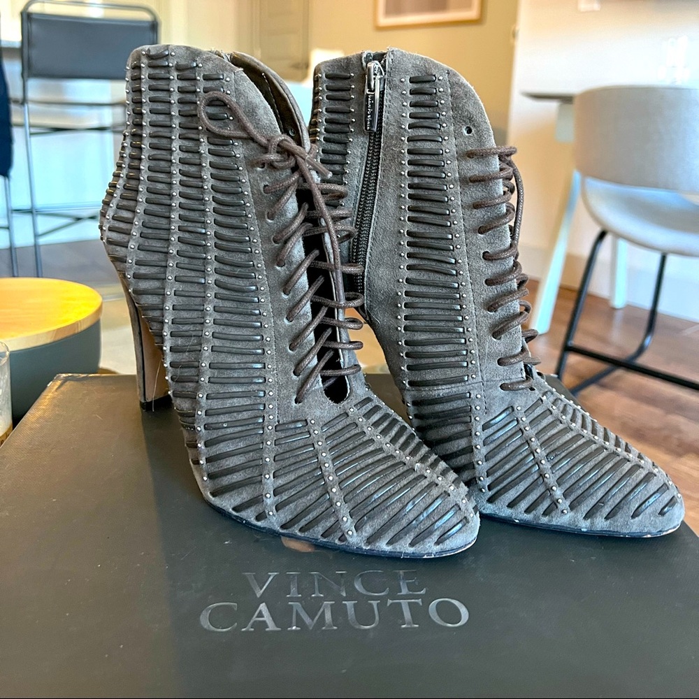 Elegant lace up boots.